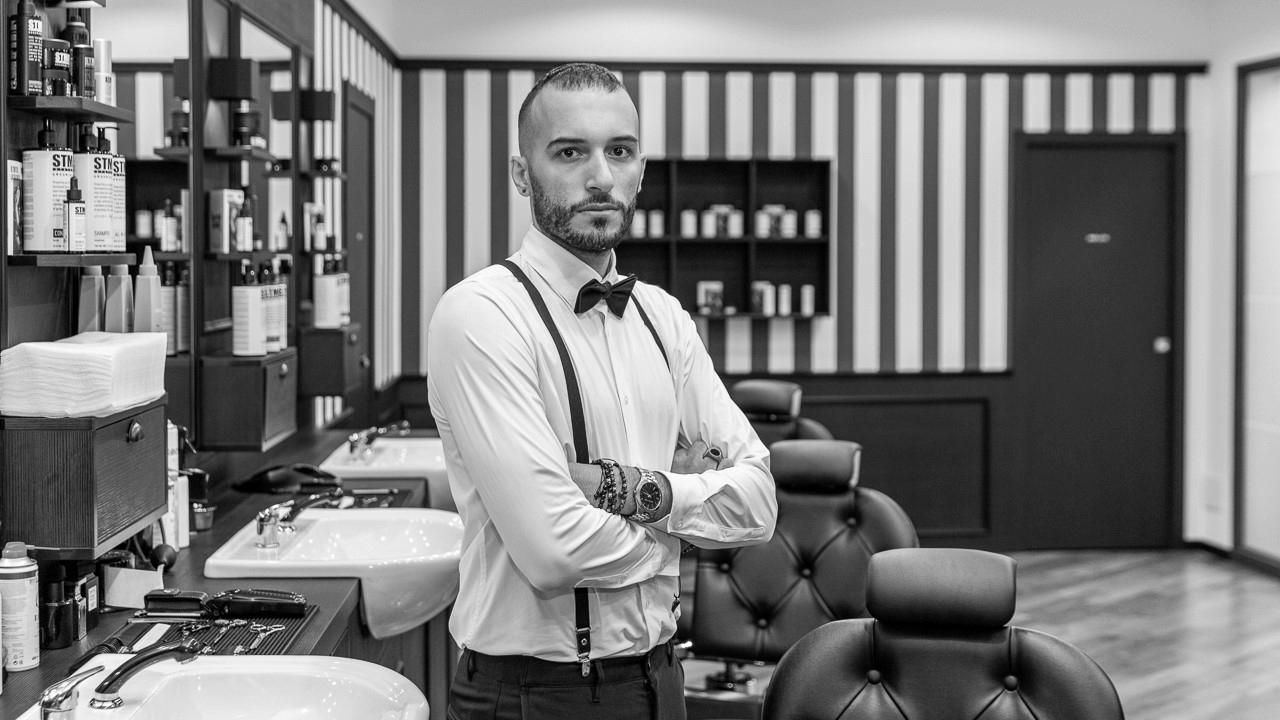 Un barbiere del team GV in posa nel salone