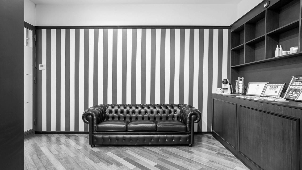 Il divano Chesterfield dell'attesa