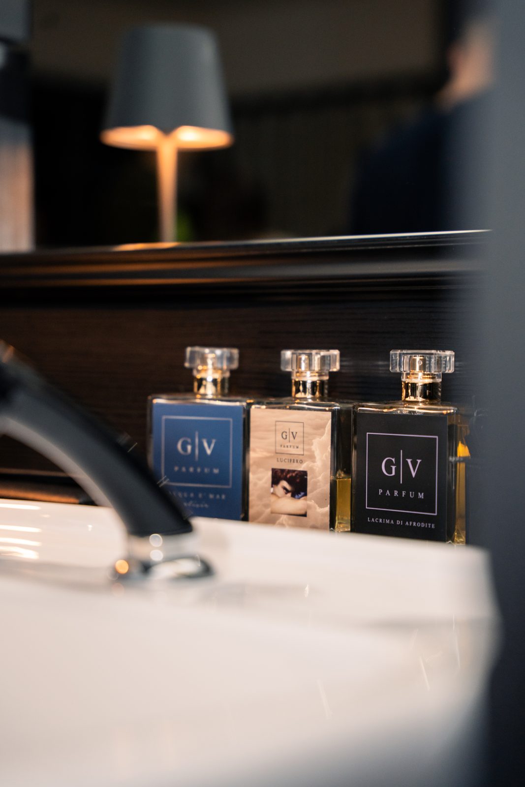 Fragranze GV Parfum davanti allo specchio del salone