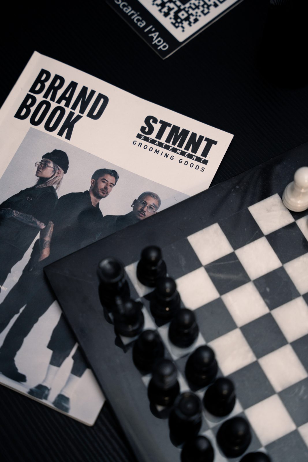 Il brand book STMNT Grooming Goods e la scacchiera in salone